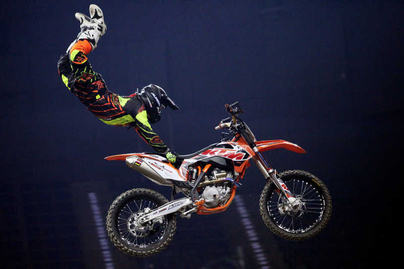 赛车手极限动作特写