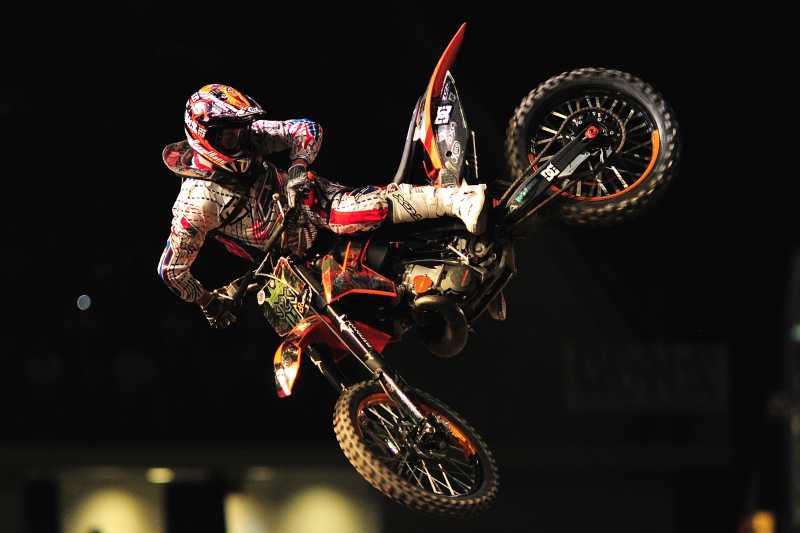 摩托车赛车手动作特写