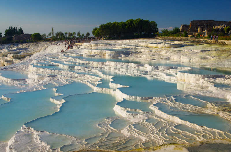 棉花堡彩色的岩石