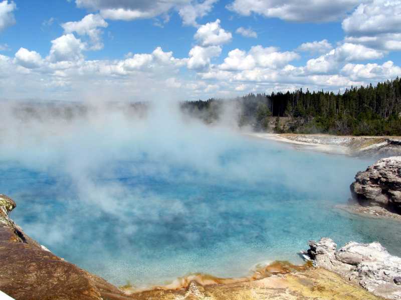 怀俄明黄石公园的深绿色蓝色间歇泉池