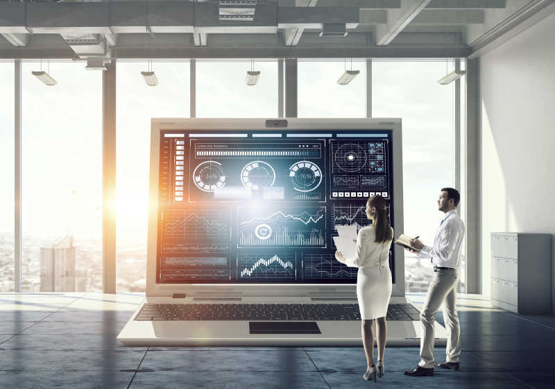 看着大型笔记本电脑分析数据的商人