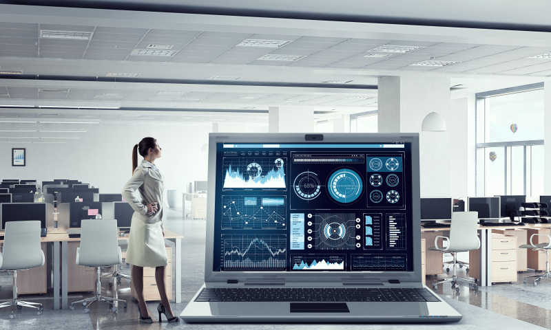 现代室内大笔记本电脑的图形图表的年轻商人