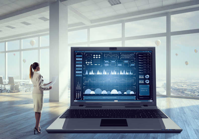 年轻女人在对比数据