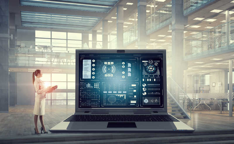 现代室内大笔记本电脑和女人