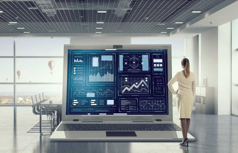 美女站在现代室内大笔记本电脑的面前