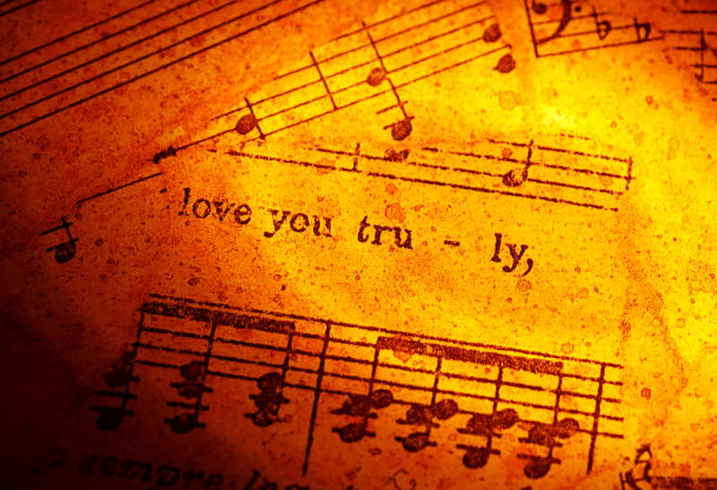 黄色背景下的音乐谱