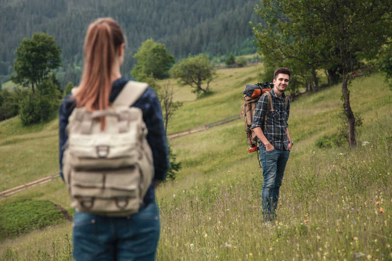 山区徒步旅行的情侣
