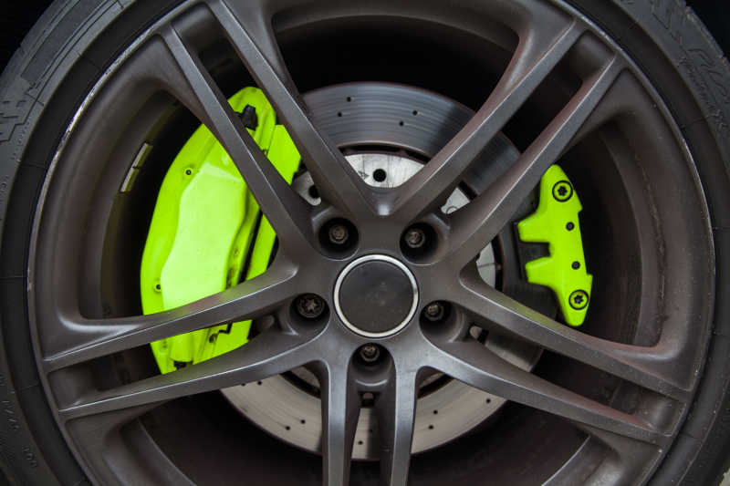 汽车车轮和绿色刹车