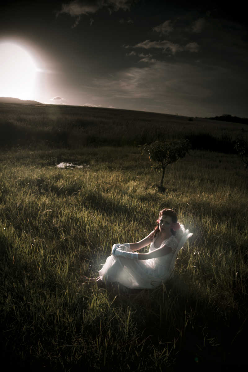 正在等待黎明前太阳冉冉升起的天使