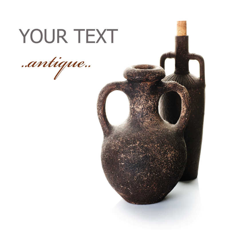 白色背景下的古董陶瓷花瓶