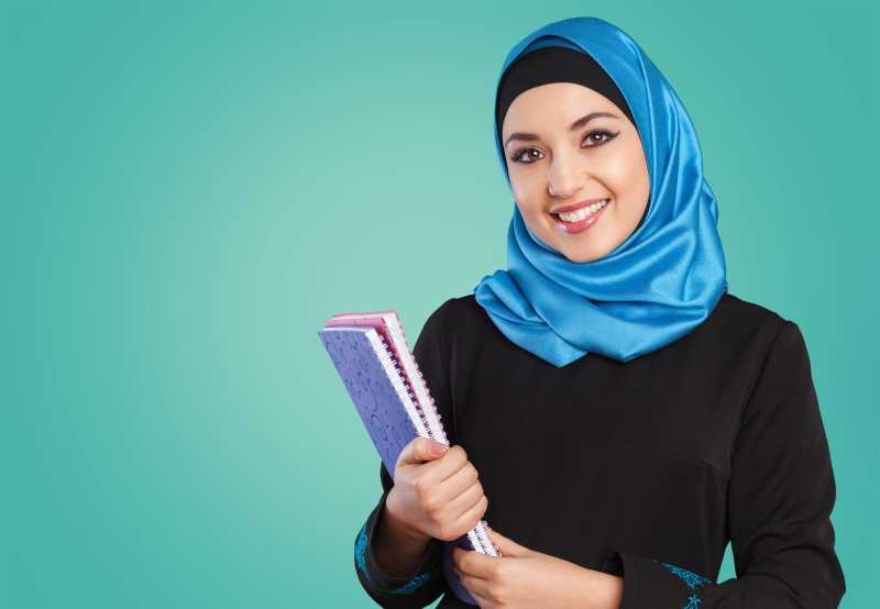 微笑的拿着书的教育人士