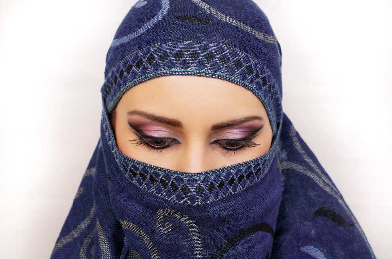 年轻的女孩美丽的妆容特写