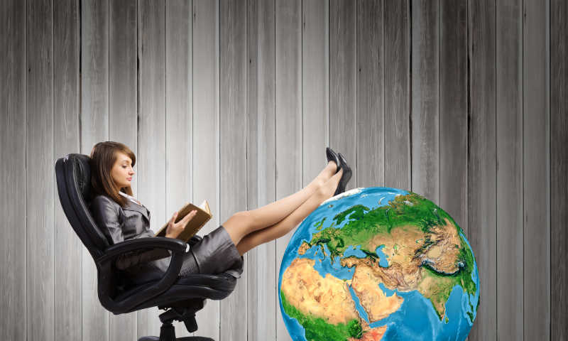 年轻漂亮的女商人坐在椅子上看书学习