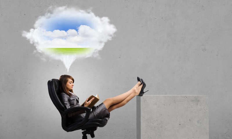 坐在椅子上看书的女子