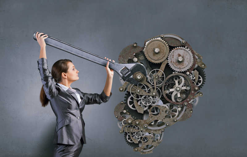 用扳手固定齿轮机构的女子