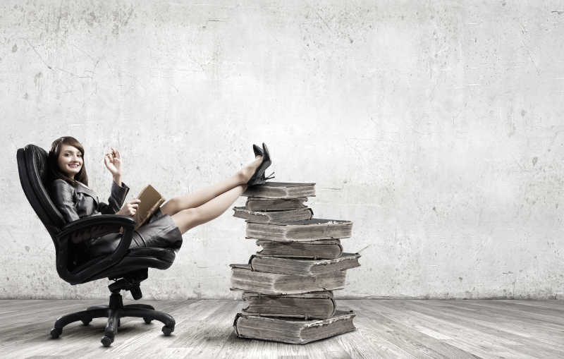 在椅子上看书的漂亮女子