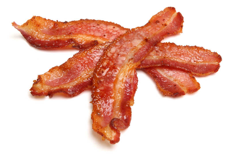 白色背景下的熏肉条