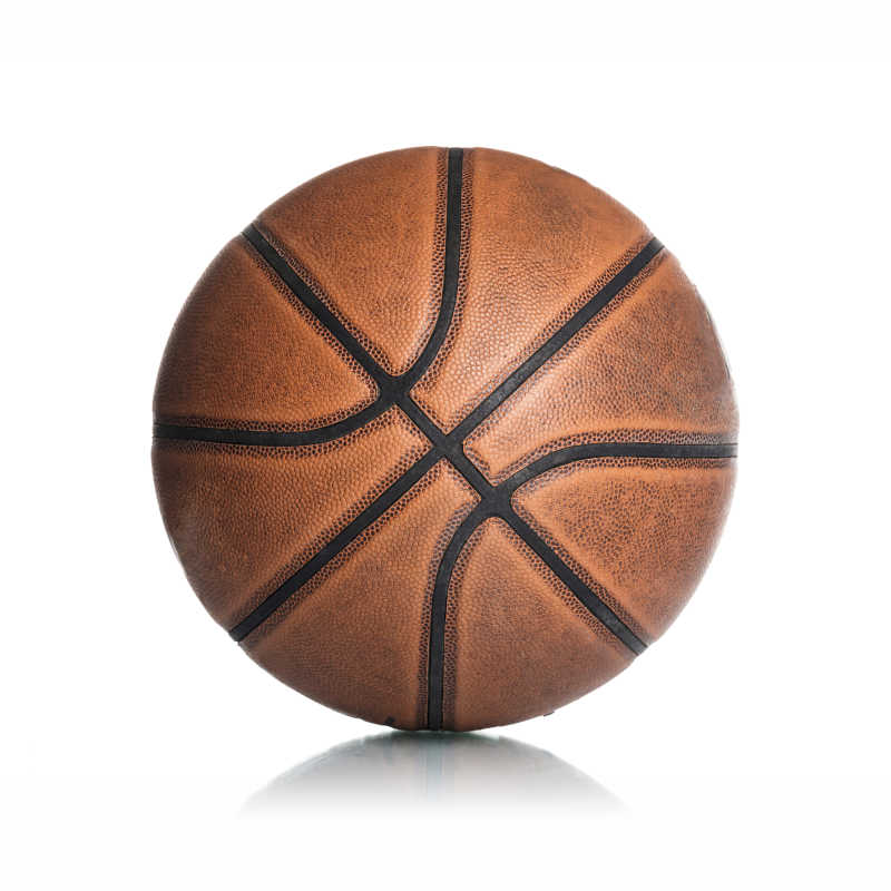 白色背景下静止的篮球