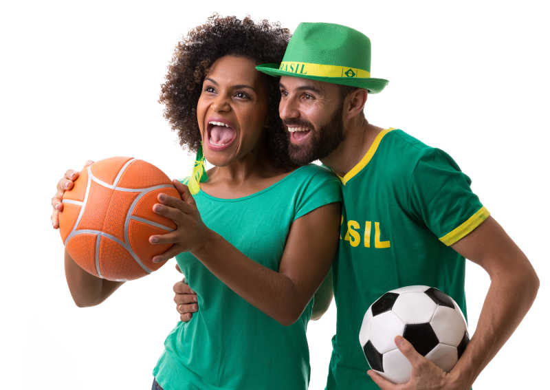 巴西夫妇拿着篮球和足球