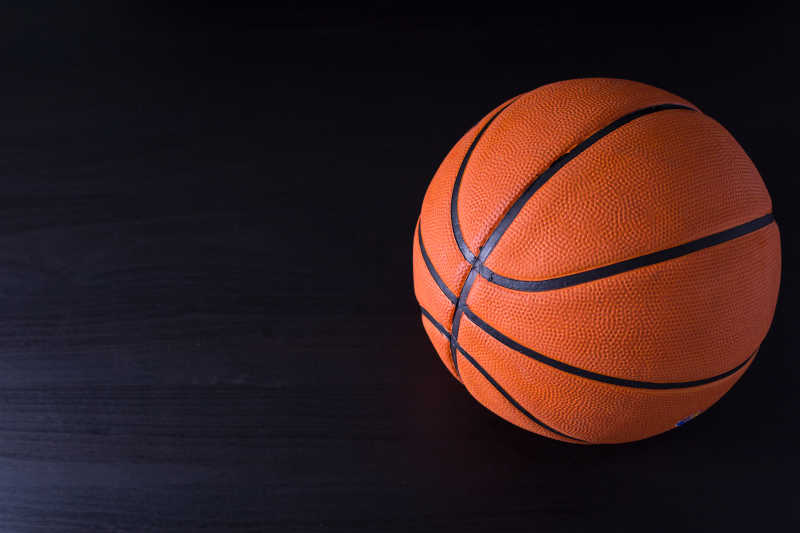 黑色背景下的篮球