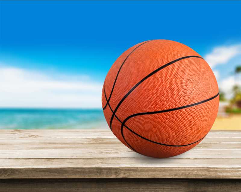 蓝色风景背景中的篮球