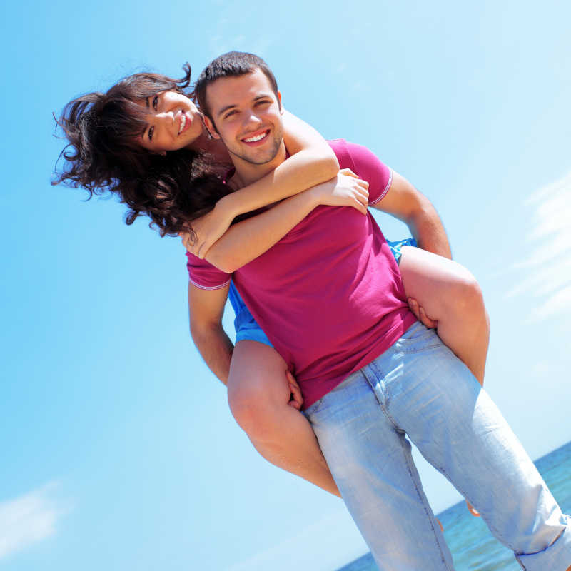 海滩上穿着休闲服的快乐情侣