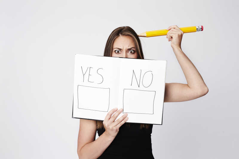 拿着超大铅笔不知道怎么选择的美女