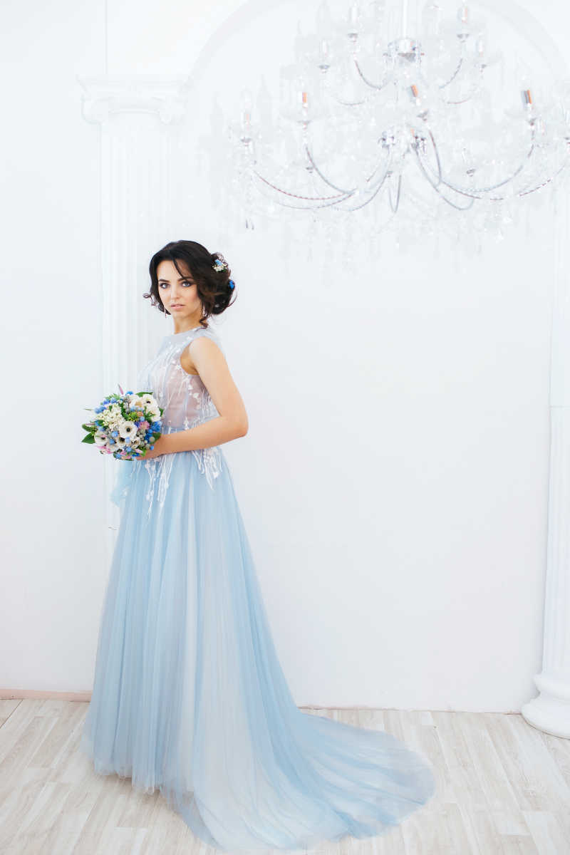 手拿捧花的美丽新娘