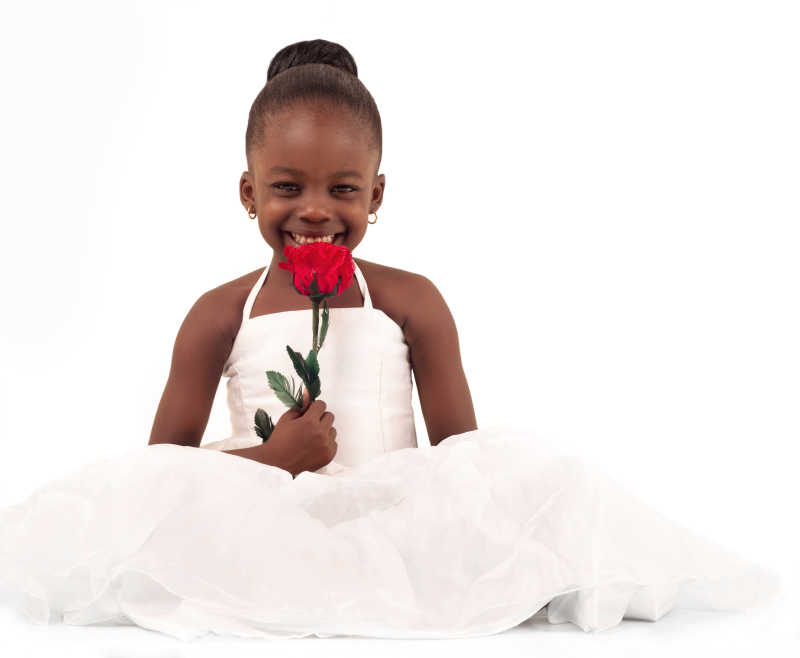 穿白纱裙的非洲小女孩