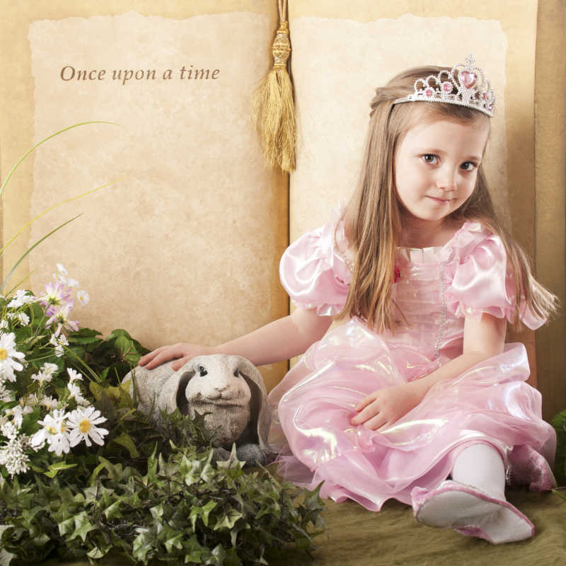 戴皇冠坐着的小女孩