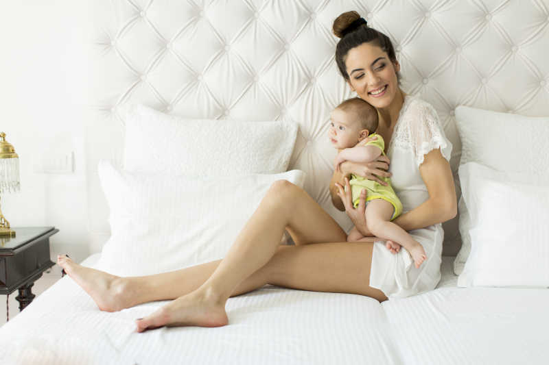 年轻的母亲抱着宝宝玩耍