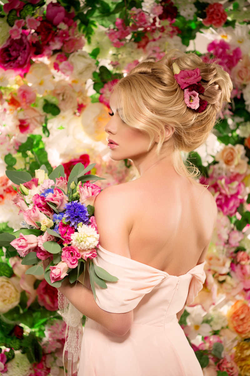 花墙前面的美丽新娘背影