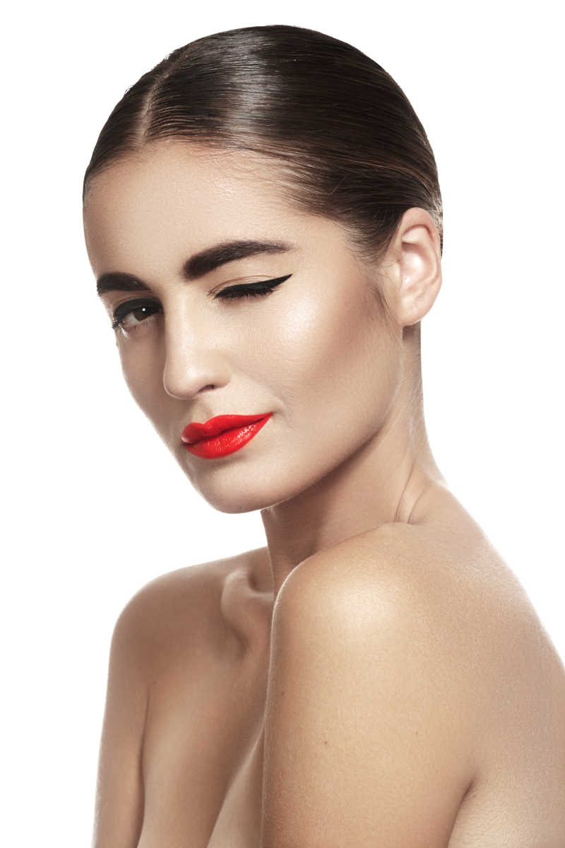 画着迷人妆容的眨眼睛的外国美女