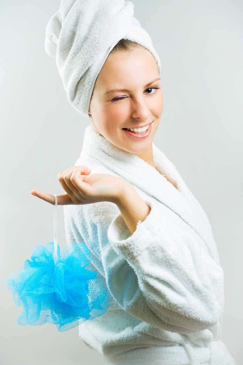 洗完澡眨眼睛的外国美女