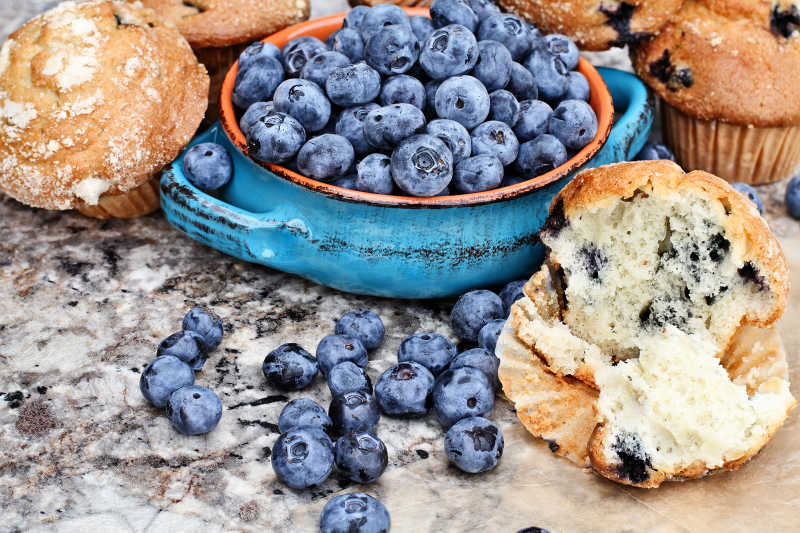 新鲜蓝莓和蓝莓面包