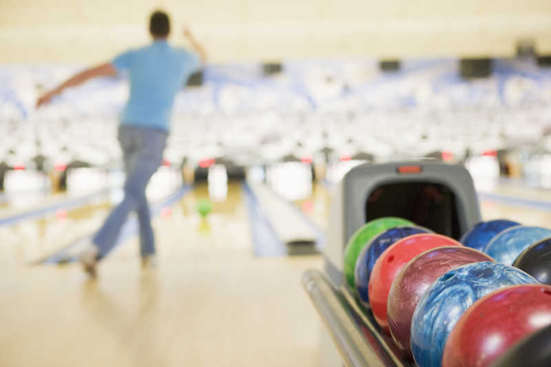 男子打保龄球背影