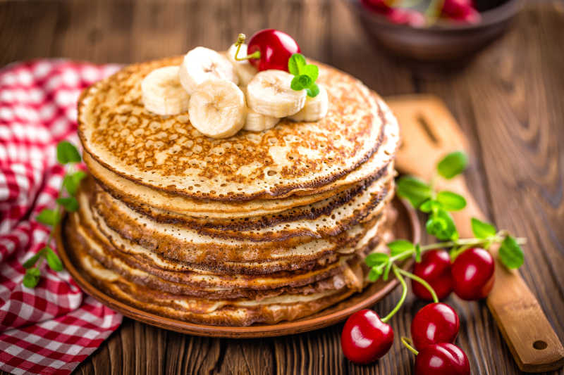 加有樱桃和香蕉的美味馅饼