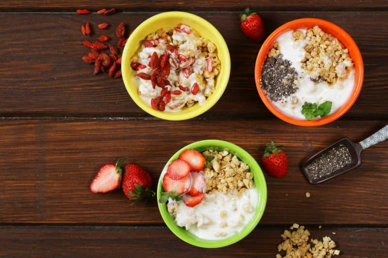 加有水果和枸杞的健康有营养的一餐