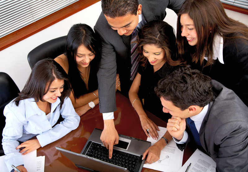 商务会议讨论中