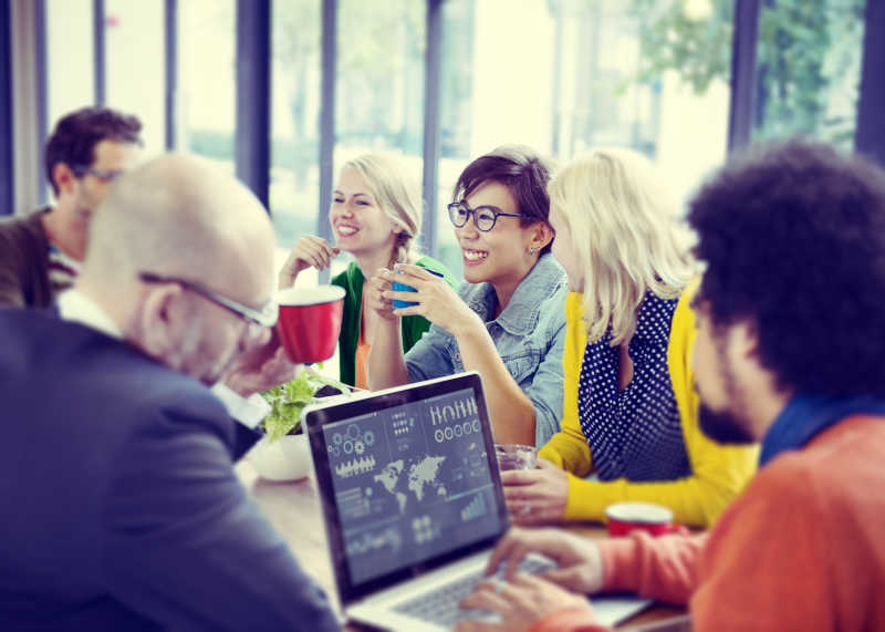 商务人员会议讨论分享