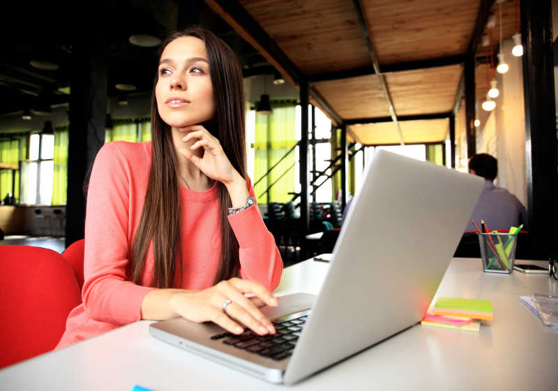 年轻女性在电脑前思考