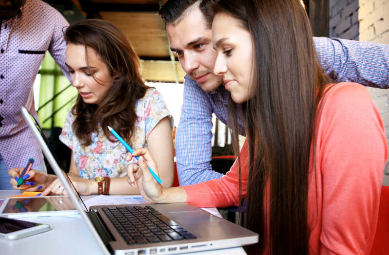 认真工作的男女同事