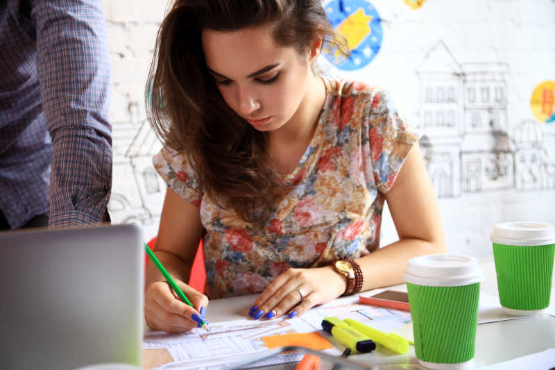 一群年轻的商业人士从事设计工作