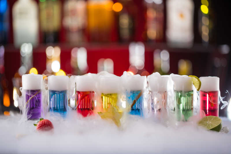 冒烟的多种颜色的鸡尾酒