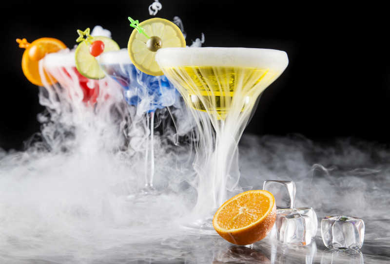 冒着白烟的美丽的鸡尾酒