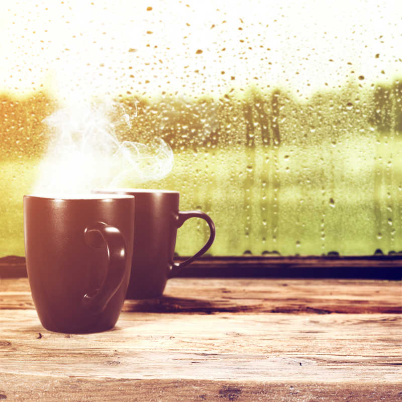 两杯棕色热咖啡特写