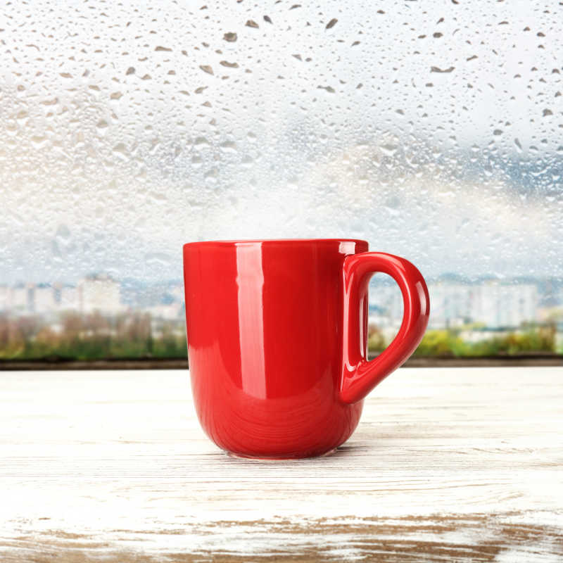 窗边红色咖啡杯特写