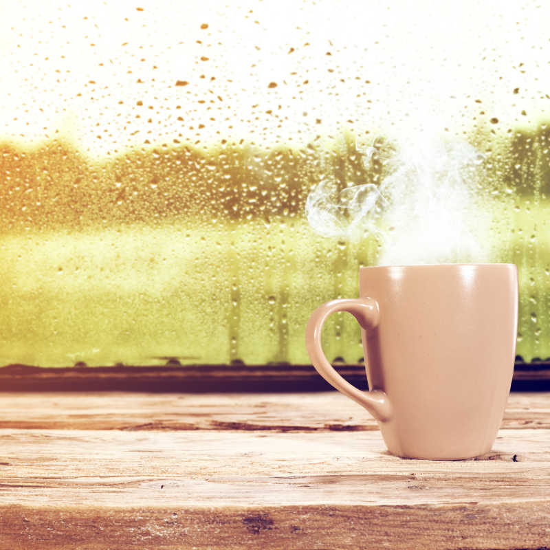 米色咖啡杯里的热咖啡