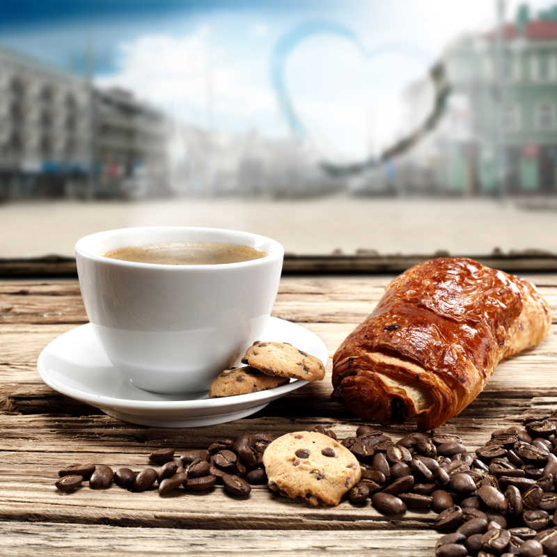 木桌上的咖啡咖啡豆和面包