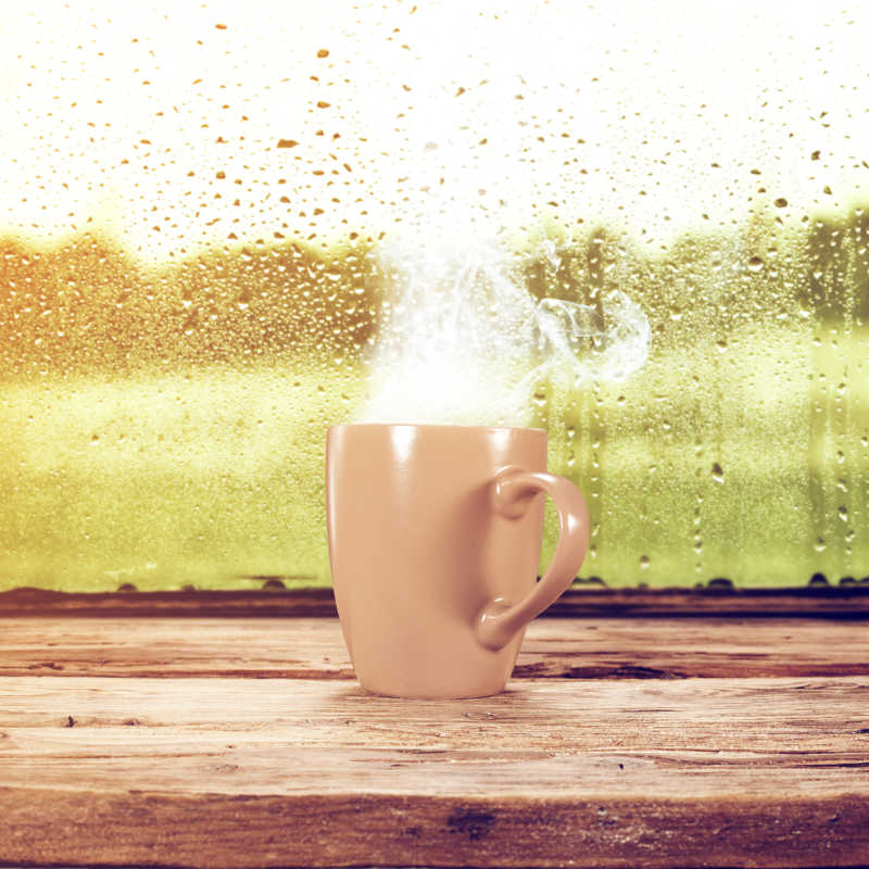 冒着热气的米色热咖啡